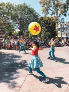 Why you will fall in love with Disneyland, all of the best things around the park (especially the food), and the reason why this park is so important to Disney history! #Disneyland #Disney #CaliforniaAdventure #disneyparks Disneyland Tips | Disneyland Photography | California Adventure | Disneyland Pictures | Disneyland Planning | Disneyland Food | DLR | Disneyland for Adults | Lamplight Lounge | Disney Parks | Disneyland Resort | Disney Food | Disney Resorts | Disneyland California | DCA