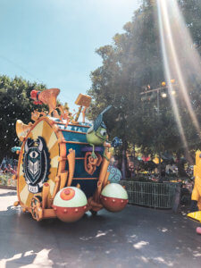 Why you will fall in love with Disneyland, all of the best things around the park (especially the food), and the reason why this park is so important to Disney history! #Disneyland #Disney #CaliforniaAdventure #disneyparks Disneyland Tips | Disneyland Photography | California Adventure | Disneyland Pictures | Disneyland Planning | Disneyland Food | DLR | Disneyland for Adults | Lamplight Lounge | Disney Parks | Disneyland Resort | Disney Food | Disney Resorts | Disneyland California | DCA