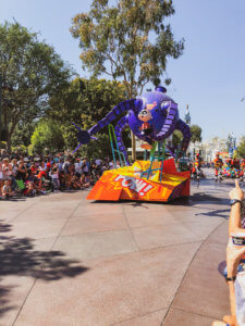 Why you will fall in love with Disneyland, all of the best things around the park (especially the food), and the reason why this park is so important to Disney history! #Disneyland #Disney #CaliforniaAdventure #disneyparks Disneyland Tips | Disneyland Photography | California Adventure | Disneyland Pictures | Disneyland Planning | Disneyland Food | DLR | Disneyland for Adults | Lamplight Lounge | Disney Parks | Disneyland Resort | Disney Food | Disney Resorts | Disneyland California | DCA