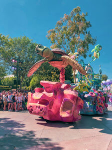 Why you will fall in love with Disneyland, all of the best things around the park (especially the food), and the reason why this park is so important to Disney history! #Disneyland #Disney #CaliforniaAdventure #disneyparks Disneyland Tips | Disneyland Photography | California Adventure | Disneyland Pictures | Disneyland Planning | Disneyland Food | DLR | Disneyland for Adults | Lamplight Lounge | Disney Parks | Disneyland Resort | Disney Food | Disney Resorts | Disneyland California | DCA