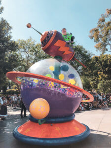 Why you will fall in love with Disneyland, all of the best things around the park (especially the food), and the reason why this park is so important to Disney history! #Disneyland #Disney #CaliforniaAdventure #disneyparks Disneyland Tips | Disneyland Photography | California Adventure | Disneyland Pictures | Disneyland Planning | Disneyland Food | DLR | Disneyland for Adults | Lamplight Lounge | Disney Parks | Disneyland Resort | Disney Food | Disney Resorts | Disneyland California | DCA