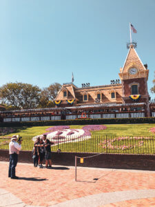 Why you will fall in love with Disneyland, all of the best things around the park (especially the food), and the reason why this park is so important to Disney history! #Disneyland #Disney #CaliforniaAdventure #disneyparks Disneyland Tips | Disneyland Photography | California Adventure | Disneyland Pictures | Disneyland Planning | Disneyland Food | DLR | Disneyland for Adults | Lamplight Lounge | Disney Parks | Disneyland Resort | Disney Food | Disney Resorts | Disneyland California | DCA