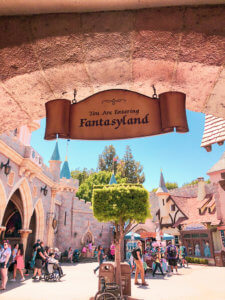 Why you will fall in love with Disneyland, all of the best things around the park (especially the food), and the reason why this park is so important to Disney history! #Disneyland #Disney #CaliforniaAdventure #disneyparks Disneyland Tips | Disneyland Photography | California Adventure | Disneyland Pictures | Disneyland Planning | Disneyland Food | DLR | Disneyland for Adults | Lamplight Lounge | Disney Parks | Disneyland Resort | Disney Food | Disney Resorts | Disneyland California | DCA