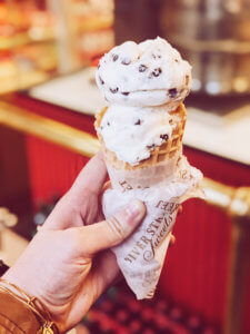 Live oak trees with spanish moss, cobblestone streets, carriage rides, and ghost tours are just a few of the things this charming coastal town has to offer | Savannah | Savannah Georgia | Things to Do in Savannah Georgia | What to do in Savannah Georgia | Top 10 Things to Do in Savannah Georgia | Savannah GA #savannah #savannahgeorgia #thingstodo #riverstreet #georgia #savannahga #tybeeisland #tybee #coastalgeorgia #georgiacoast #vacation #travel #trip #springbreak #summer #traveltips #beach