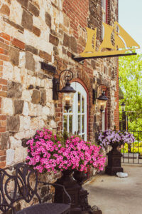 Live oak trees with spanish moss, cobblestone streets, carriage rides, and ghost tours are just a few of the things this charming coastal town has to offer | Savannah | Savannah Georgia | Things to Do in Savannah Georgia | What to do in Savannah Georgia | Top 10 Things to Do in Savannah Georgia | Savannah GA #savannah #savannahgeorgia #thingstodo #riverstreet #georgia #savannahga #tybeeisland #tybee #coastalgeorgia #georgiacoast #vacation #travel #trip #springbreak #summer #traveltips #beach
