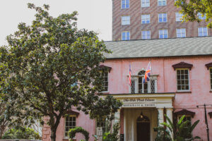 Live oak trees with spanish moss, cobblestone streets, carriage rides, and ghost tours are just a few of the things this charming coastal town has to offer | Savannah | Savannah Georgia | Things to Do in Savannah Georgia | What to do in Savannah Georgia | Top 10 Things to Do in Savannah Georgia | Savannah GA #savannah #savannahgeorgia #thingstodo #riverstreet #georgia #savannahga #tybeeisland #tybee #coastalgeorgia #georgiacoast #vacation #travel #trip #springbreak #summer #traveltips #beach