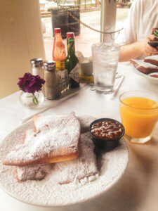 Live oak trees with spanish moss, cobblestone streets, carriage rides, and ghost tours are just a few of the things this charming coastal town has to offer | Savannah | Savannah Georgia | Things to Do in Savannah Georgia | What to do in Savannah Georgia | Top 10 Things to Do in Savannah Georgia | Savannah GA #savannah #savannahgeorgia #thingstodo #riverstreet #georgia #savannahga #tybeeisland #tybee #coastalgeorgia #georgiacoast #vacation #travel #trip #springbreak #summer #traveltips #beach