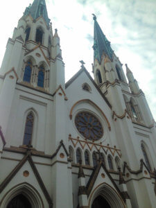 Live oak trees with spanish moss, cobblestone streets, carriage rides, and ghost tours are just a few of the things this charming coastal town has to offer | Savannah | Savannah Georgia | Things to Do in Savannah Georgia | What to do in Savannah Georgia | Top 10 Things to Do in Savannah Georgia | Savannah GA #savannah #savannahgeorgia #thingstodo #riverstreet #georgia #savannahga #tybeeisland #tybee #coastalgeorgia #georgiacoast #vacation #travel #trip #springbreak #summer #traveltips #beach