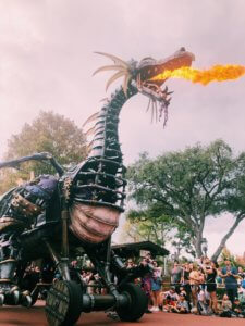 The best free ways to avoid the long lines and waits at Disney! #disneyworld #disneytips #waltdisneyworld How to avoid lines at Disney | Disney World | Walt Disney World | How to avoid long lines at Disney | How to avoid waiting in lines at Disney | How to not wait at Disney | long lines at Disney World | WDW | How to avoid lines at Magic Kingdom | Magic Kingdom park | Epcot | Hollywood Studios | Animal Kingdom | Fastpass+ | Fastpass | My Disney Experience app | rope drop | early morning magic