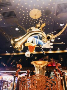 The best free ways to avoid the long lines and waits at Disney! #disneyworld #disneytips #waltdisneyworld How to avoid lines at Disney | Disney World | Walt Disney World | How to avoid long lines at Disney | How to avoid waiting in lines at Disney | How to not wait at Disney | long lines at Disney World | WDW | How to avoid lines at Magic Kingdom | Magic Kingdom park | Epcot | Hollywood Studios | Animal Kingdom | Fastpass+ | Fastpass | My Disney Experience app | rope drop | early morning magic