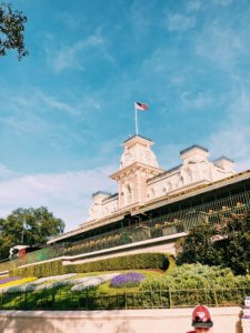 The best free ways to avoid the long lines and waits at Disney! #disneyworld #disneytips #waltdisneyworld How to avoid lines at Disney | Disney World | Walt Disney World | How to avoid long lines at Disney | How to avoid waiting in lines at Disney | How to not wait at Disney | long lines at Disney World | WDW | How to avoid lines at Magic Kingdom | Magic Kingdom park | Epcot | Hollywood Studios | Animal Kingdom | Fastpass+ | Fastpass | My Disney Experience app | rope drop | early morning magic