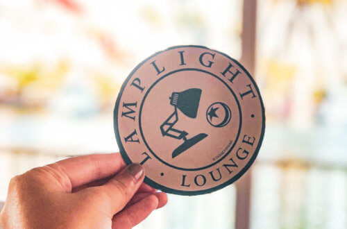 A Pixar-themed restaurant bar at Disney's California Adventure at Disneyland resort! Everything you need to know about the food, drinks, and Pixar details at Lamplight Lounge #disneyland #dlr #dca #disneycaliforniaadventure #disney Disney food | Disney restaurants | disneyland food | Lamplight lounge | best dinner at disneyland | best lunch at disneyland | bars at disneyland | pixar restaurant at disneyland | pixar bar at disneyland | disney eats | disney dining | disney food tips