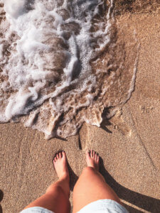 The beautiful coastal town of Paia sits along the North Shore of Maui, mixing hip surf culture and exotic jungle living with the Road to Hana beginning in this little town. In Paia, you will find the best beach in Maui with sea turtles and windsurfing, shops, boutiques, and unique restaurants. #maui #paia #hawaii #seaturtle Paia | Maui | Hawaii | Things to do in Paia | Things to do in Maui | Where to go in Maui | Sea turtles in maui | Things to do in hawaii | where to go in hawaii | Road to Hana