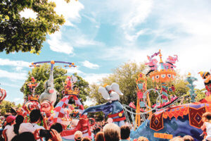 Everything you need to know about Disney's Festival of Fantasy parade including best viewing spots, parade route, and timing! #disney #disneyworld #waltdisneyworld #wdw #magickingdom #festivaloffantasy #magickingdomparade #fofparade #disneytips Festival of Fantasy | Disney Parade | Disney Tips | Disney advice | Disney hacks | Disney world | Walt Disney World | WDW | disney shows | Disney Magic Kingdom | Magic kingdom things to do | Magic kingdom day parade | where to watch magic kingdom parade