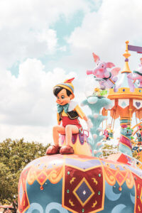 Everything you need to know about Disney's Festival of Fantasy parade including best viewing spots, parade route, and timing! #disney #disneyworld #waltdisneyworld #wdw #magickingdom #festivaloffantasy #magickingdomparade #fofparade #disneytips Festival of Fantasy | Disney Parade | Disney Tips | Disney advice | Disney hacks | Disney world | Walt Disney World | WDW | disney shows | Disney Magic Kingdom | Magic kingdom things to do | Magic kingdom day parade | where to watch magic kingdom parade