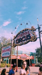 The best free ways to avoid the long lines and waits at Disney! #disneyworld #disneytips #waltdisneyworld How to avoid lines at Disney | Disney World | Walt Disney World | How to avoid long lines at Disney | How to avoid waiting in lines at Disney | How to not wait at Disney | long lines at Disney World | WDW | How to avoid lines at Magic Kingdom | Magic Kingdom park | Epcot | Hollywood Studios | Animal Kingdom | Fastpass+ | Fastpass | My Disney Experience app | rope drop | early morning magic