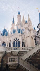 The best free ways to avoid the long lines and waits at Disney! #disneyworld #disneytips #waltdisneyworld How to avoid lines at Disney | Disney World | Walt Disney World | How to avoid long lines at Disney | How to avoid waiting in lines at Disney | How to not wait at Disney | long lines at Disney World | WDW | How to avoid lines at Magic Kingdom | Magic Kingdom park | Epcot | Hollywood Studios | Animal Kingdom | Fastpass+ | Fastpass | My Disney Experience app | rope drop | early morning magic