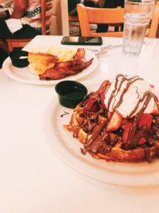 Located just 20 minutes north of the happiest place on earth, Winter Park is a charming town filled with world-class art museums, an upscale shopping district, fine-dining, sidewalk cafes, and luxury accomodations. This is your ultimate guide to Winter Park Florida! #vacation #travel #trip #springbreak #summer #traveltips #thingstodo #winterpark #florida #centralflorida #orlando #visitflorida #floridavacation #floridatrip Things to Do in Winter Park Florida | Things to do in Orlando Florida