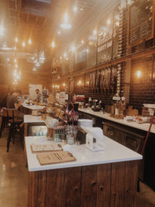 Located just 20 minutes north of the happiest place on earth, Winter Park is a charming town filled with world-class art museums, an upscale shopping district, fine-dining, sidewalk cafes, and luxury accomodations. This is your ultimate guide to Winter Park Florida! #vacation #travel #trip #springbreak #summer #traveltips #thingstodo #winterpark #florida #centralflorida #orlando #visitflorida #floridavacation #floridatrip Things to Do in Winter Park Florida | Things to do in Orlando Florida