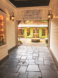 Located just 20 minutes north of the happiest place on earth, Winter Park is a charming town filled with world-class art museums, an upscale shopping district, fine-dining, sidewalk cafes, and luxury accomodations. This is your ultimate guide to Winter Park Florida! #vacation #travel #trip #springbreak #summer #traveltips #thingstodo #winterpark #florida #centralflorida #orlando #visitflorida #floridavacation #floridatrip Things to Do in Winter Park Florida | Things to do in Orlando Florida