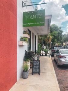 Located just 20 minutes north of the happiest place on earth, Winter Park is a charming town filled with world-class art museums, an upscale shopping district, fine-dining, sidewalk cafes, and luxury accomodations. This is your ultimate guide to Winter Park Florida! #vacation #travel #trip #springbreak #summer #traveltips #thingstodo #winterpark #florida #centralflorida #orlando #visitflorida #floridavacation #floridatrip Things to Do in Winter Park Florida | Things to do in Orlando Florida