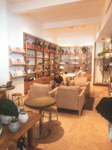 Located just 20 minutes north of the happiest place on earth, Winter Park is a charming town filled with world-class art museums, an upscale shopping district, fine-dining, sidewalk cafes, and luxury accomodations. This is your ultimate guide to Winter Park Florida! #vacation #travel #trip #springbreak #summer #traveltips #thingstodo #winterpark #florida #centralflorida #orlando #visitflorida #floridavacation #floridatrip Things to Do in Winter Park Florida | Things to do in Orlando Florida