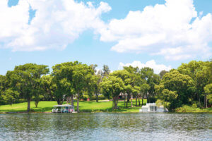 Located just 20 minutes north of the happiest place on earth, Winter Park is a charming town filled with world-class art museums, an upscale shopping district, fine-dining, sidewalk cafes, and luxury accomodations. This is your ultimate guide to Winter Park Florida! #vacation #travel #trip #springbreak #summer #traveltips #thingstodo #winterpark #florida #centralflorida #orlando #visitflorida #floridavacation #floridatrip Things to Do in Winter Park Florida | Things to do in Orlando Florida