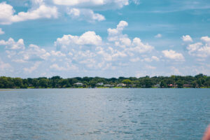 Located just 20 minutes north of the happiest place on earth, Winter Park is a charming town filled with world-class art museums, an upscale shopping district, fine-dining, sidewalk cafes, and luxury accomodations. This is your ultimate guide to Winter Park Florida! #vacation #travel #trip #springbreak #summer #traveltips #thingstodo #winterpark #florida #centralflorida #orlando #visitflorida #floridavacation #floridatrip Things to Do in Winter Park Florida | Things to do in Orlando Florida