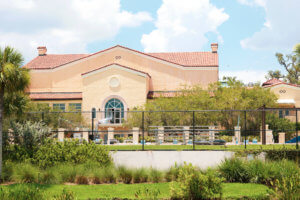 Located just 20 minutes north of the happiest place on earth, Winter Park is a charming town filled with world-class art museums, an upscale shopping district, fine-dining, sidewalk cafes, and luxury accomodations. This is your ultimate guide to Winter Park Florida! #vacation #travel #trip #springbreak #summer #traveltips #thingstodo #winterpark #florida #centralflorida #orlando #visitflorida #floridavacation #floridatrip Things to Do in Winter Park Florida | Things to do in Orlando Florida