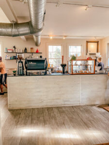 The charming Southern town of Charleston does not disappoint when it comes to their unique and charming coffee shops. There are many Charleston coffee shops, mostly located with the historic district, that provide all the charm the city has to offer, while also serving incredible coffee. #charleston #southcarolina #charleston #coffeeshops #charlestoncoffee