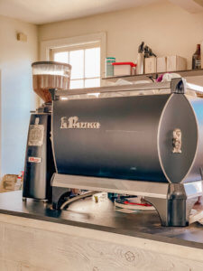 The charming Southern town of Charleston does not disappoint when it comes to their unique and charming coffee shops. There are many Charleston coffee shops, mostly located with the historic district, that provide all the charm the city has to offer, while also serving incredible coffee. #charleston #southcarolina #charleston #coffeeshops #charlestoncoffee | Do as Dreamers Do