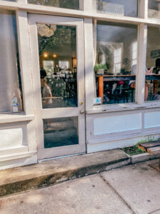 The charming Southern town of Charleston does not disappoint when it comes to their unique and charming coffee shops. There are many Charleston coffee shops, mostly located with the historic district, that provide all the charm the city has to offer, while also serving incredible coffee. #charleston #southcarolina #charleston #coffeeshops #charlestoncoffee | Do as Dreamers Do