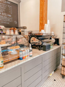 The charming Southern town of Charleston does not disappoint when it comes to their unique and charming coffee shops. There are many Charleston coffee shops, mostly located with the historic district, that provide all the charm the city has to offer, while also serving incredible coffee. #charleston #southcarolina #charleston #coffeeshops #charlestoncoffee | Do as Dreamers Do