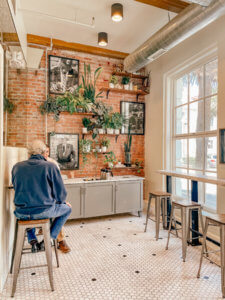 The charming Southern town of Charleston does not disappoint when it comes to their unique and charming coffee shops. There are many Charleston coffee shops, mostly located with the historic district, that provide all the charm the city has to offer, while also serving incredible coffee. #charleston #southcarolina #charleston #coffeeshops #charlestoncoffee | Do as Dreamers Do