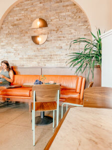 The charming Southern town of Charleston does not disappoint when it comes to their unique and charming coffee shops. There are many Charleston coffee shops, mostly located with the historic district, that provide all the charm the city has to offer, while also serving incredible coffee. #charleston #southcarolina #charleston #coffeeshops #charlestoncoffee | Do as Dreamers Do