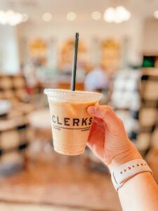 The charming Southern town of Charleston does not disappoint when it comes to their unique and charming coffee shops. There are many Charleston coffee shops, mostly located with the historic district, that provide all the charm the city has to offer, while also serving incredible coffee. #charleston #southcarolina #charleston #coffeeshops #charlestoncoffee | Do as Dreamers Do