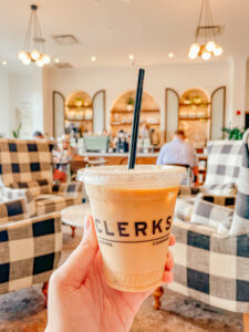 The Ultimate Guide to Charleston, South Carolina - Do as Dreamers Do | The historic, charming town of Charleston is known for its unique architecture, incredible food, rich history, and beauty. #charleston #charlestonsc #charlestonrestaurants #travel guides Charleston South Carolina | Charleston SC | Charleston Travel Guide | Guide to Charleston | Charleston Restaurants | Things to do in Charleston | Where to Stay in Charleston | a weekend in Charleston | south carolina travel | southeast travel 