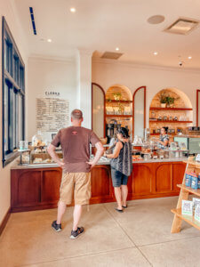 The charming Southern town of Charleston does not disappoint when it comes to their unique and charming coffee shops. There are many Charleston coffee shops, mostly located with the historic district, that provide all the charm the city has to offer, while also serving incredible coffee. #charleston #southcarolina #charleston #coffeeshops #charlestoncoffee | Do as Dreamers Do