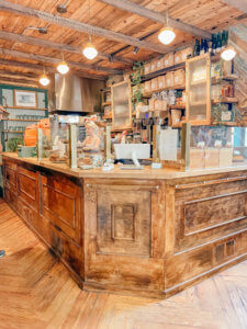 The charming Southern town of Charleston does not disappoint when it comes to their unique and charming coffee shops. There are many Charleston coffee shops, mostly located with the historic district, that provide all the charm the city has to offer, while also serving incredible coffee. #charleston #southcarolina #charleston #coffeeshops #charlestoncoffee | Do as Dreamers Do