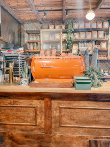 The charming Southern town of Charleston does not disappoint when it comes to their unique and charming coffee shops. There are many Charleston coffee shops, mostly located with the historic district, that provide all the charm the city has to offer, while also serving incredible coffee. #charleston #southcarolina #charleston #coffeeshops #charlestoncoffee | Do as Dreamers Do