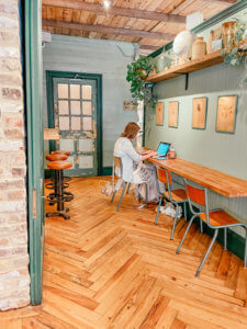 The charming Southern town of Charleston does not disappoint when it comes to their unique and charming coffee shops. There are many Charleston coffee shops, mostly located with the historic district, that provide all the charm the city has to offer, while also serving incredible coffee. #charleston #southcarolina #charleston #coffeeshops #charlestoncoffee | Do as Dreamers Do