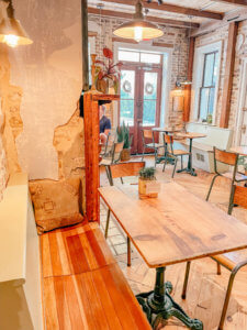 The charming Southern town of Charleston does not disappoint when it comes to their unique and charming coffee shops. There are many Charleston coffee shops, mostly located with the historic district, that provide all the charm the city has to offer, while also serving incredible coffee. #charleston #southcarolina #charleston #coffeeshops #charlestoncoffee | Do as Dreamers Do