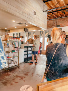 The charming Southern town of Charleston does not disappoint when it comes to their unique and charming coffee shops. There are many Charleston coffee shops, mostly located with the historic district, that provide all the charm the city has to offer, while also serving incredible coffee. #charleston #southcarolina #charleston #coffeeshops #charlestoncoffee | Do as Dreamers Do