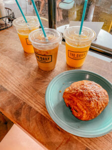 The charming Southern town of Charleston does not disappoint when it comes to their unique and charming coffee shops. There are many Charleston coffee shops, mostly located with the historic district, that provide all the charm the city has to offer, while also serving incredible coffee. #charleston #southcarolina #charleston #coffeeshops #charlestoncoffee | Do as Dreamers Do