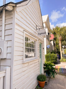The charming Southern town of Charleston does not disappoint when it comes to their unique and charming coffee shops. There are many Charleston coffee shops, mostly located with the historic district, that provide all the charm the city has to offer, while also serving incredible coffee. #charleston #southcarolina #charleston #coffeeshops #charlestoncoffee | Do as Dreamers Do