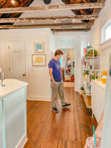 The charming Southern town of Charleston does not disappoint when it comes to their unique and charming coffee shops. There are many Charleston coffee shops, mostly located with the historic district, that provide all the charm the city has to offer, while also serving incredible coffee. #charleston #southcarolina #charleston #coffeeshops #charlestoncoffee | Do as Dreamers Do