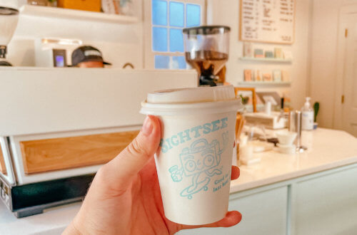 The charming Southern town of Charleston does not disappoint when it comes to their unique and charming coffee shops. There are many Charleston coffee shops, mostly located with the historic district, that provide all the charm the city has to offer, while also serving incredible coffee. #charleston #southcarolina #charleston #coffeeshops #charlestoncoffee | Do as Dreamers Do