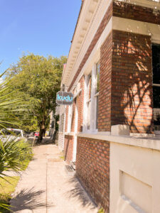 The charming Southern town of Charleston does not disappoint when it comes to their unique and charming coffee shops. There are many Charleston coffee shops, mostly located with the historic district, that provide all the charm the city has to offer, while also serving incredible coffee. #charleston #southcarolina #charleston #coffeeshops #charlestoncoffee | Do as Dreamers Do