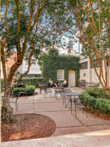 The charming Southern town of Charleston does not disappoint when it comes to their unique and charming coffee shops. There are many Charleston coffee shops, mostly located with the historic district, that provide all the charm the city has to offer, while also serving incredible coffee. #charleston #southcarolina #charleston #coffeeshops #charlestoncoffee | Do as Dreamers Do