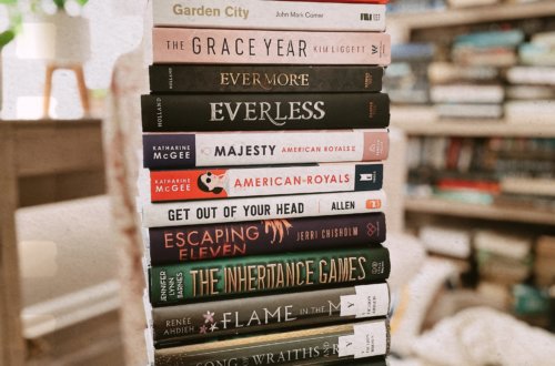This is my mid-year reading wrap up for 2021. Check out all the books I’ve read so far in 2021! #booklist #bookreviews #books #books to read 2021 Mid-year freak out tag | 2021 Mid year reading wrap up | 2021 reading list | 2021 book list | best books of 2021 | books you need to read in 2021 | Do as Dreamers Do